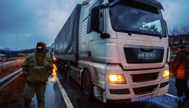 На Буковині заблоковані близько 30 російських вантажівок 