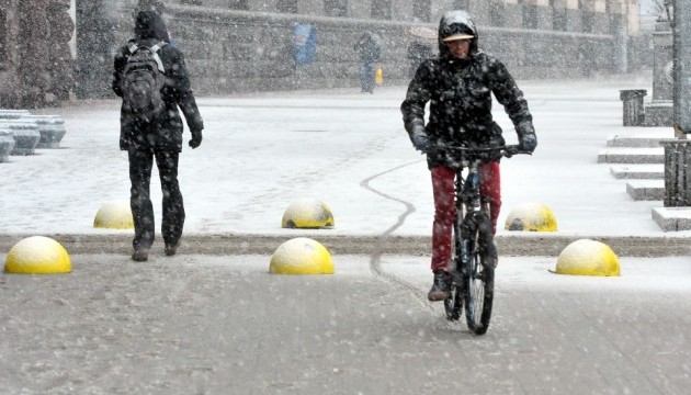 В Україні завтра хмарно, місцями сніг і дощ