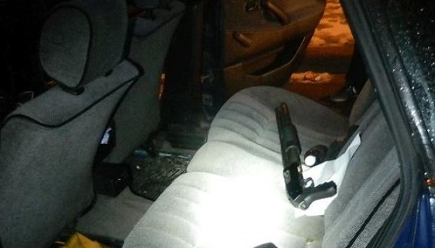 У Києві затримали автівку із краденою зброєю