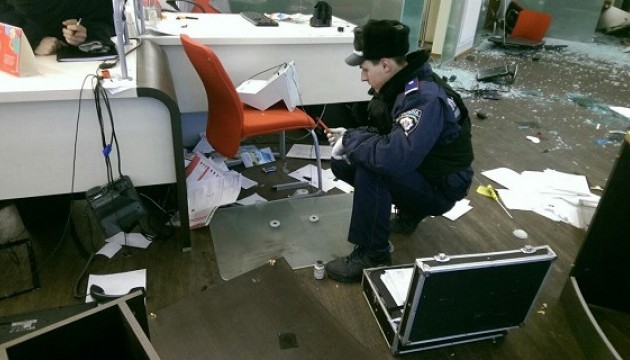 Поліція відкрила справу за бруківку по Сбєрбанку й офісу Ахметова