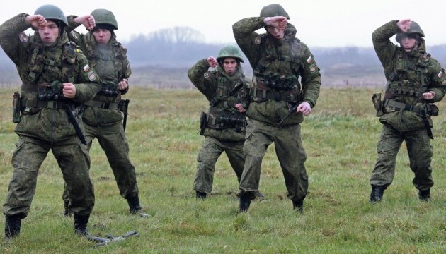 Росіяни муштрують морпіхів на полігоні під Новоазовськом