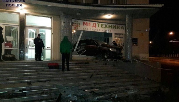 Auto in Odessa kracht nach Verfolgungsjagd in Schaufenster