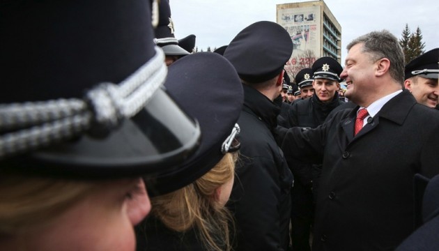Poroschenko bedankt sich bei Dekanoidze für die neue Polizei 