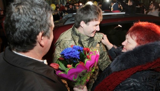 У Дніпропетровську зустріли звільнених із полону бійців 