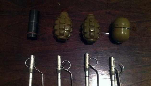 У вбиральні маріупольського вокзалу знайшли чотири гранати