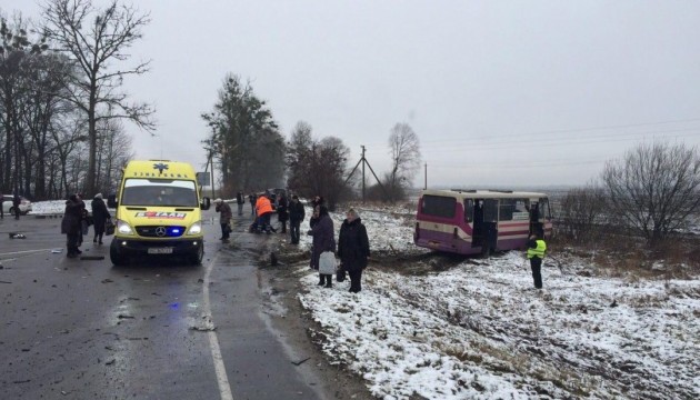 Біля Львова легковик протаранив маршрутку, двоє загиблих