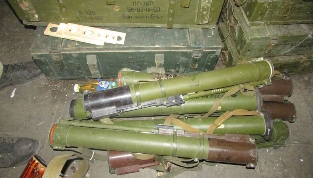 Бойовики готували теракти: на Донбасі знайшли три схрони зі зброєю