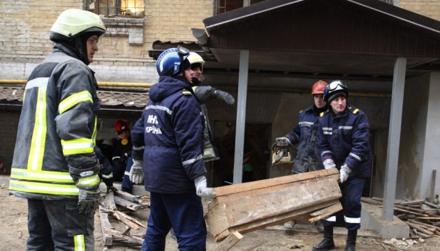 Rettungskräfte bergen zwei Leichen nach Hauseinsturz in Kiew