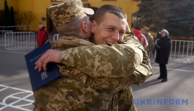 В Україні п'ять вишів достроково випустили курсантів