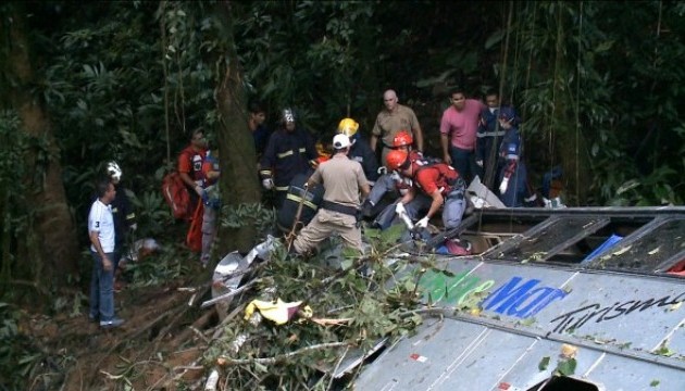 Мексиканський автобус зірвався в ущелину, 12 жертв