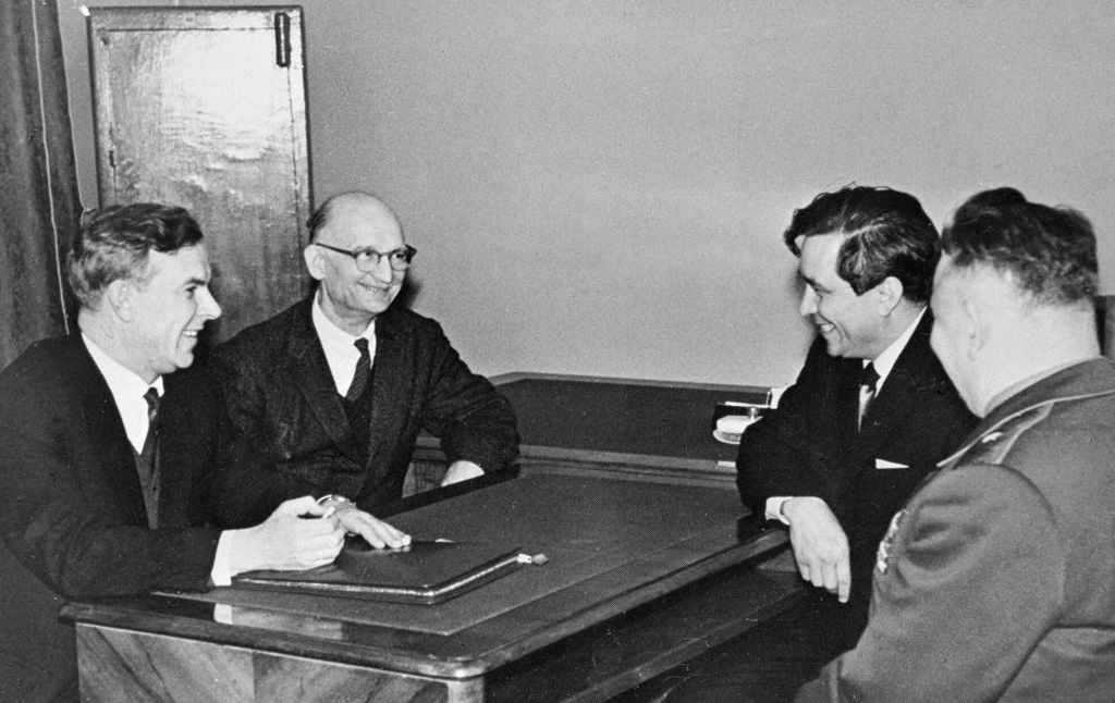 Председатель КГБ при Совете министров СССР В. Е. Семичастный (1-й слева) принимает советских разведчиков Рудольфа Абеля (2-й слева) и Конона Молодого (2-й справа)
