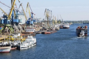 Екіпаж пошкодженого обстрілами в херсонському порту судна локалізував витік нафти у Дніпро