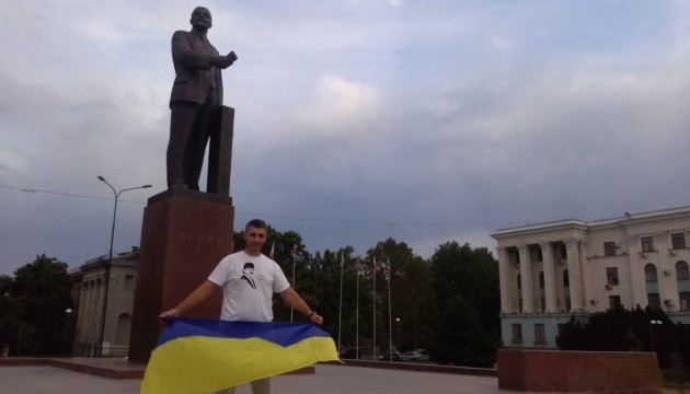 Кримчанин отримав штраф за фото з українським прапором