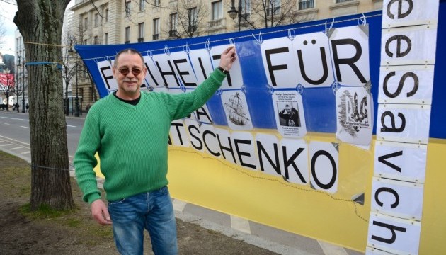 Німецький активіст: пікетуватиму, поки Росія не звільнить всіх політв'язнів