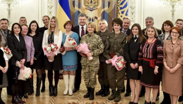 Порошенко нагородив видатних українок