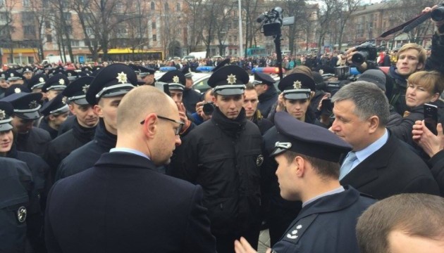 Avakov y Yatseniuk pusieron en marcha la nueva policía en Poltava