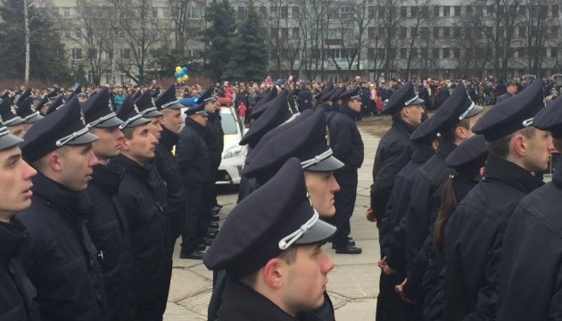 Jazenjuk und Awakow geben Startsignal für neue Streifenpolizei in Poltawa