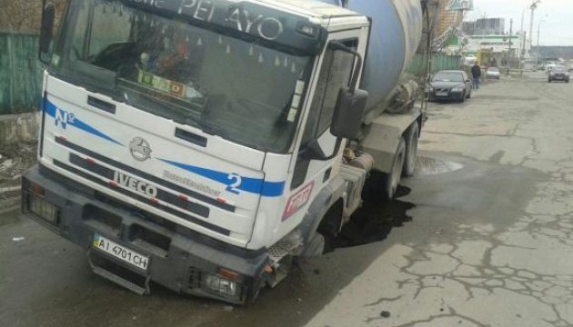 У діру на київській вулиці провалився бетонозмішувач