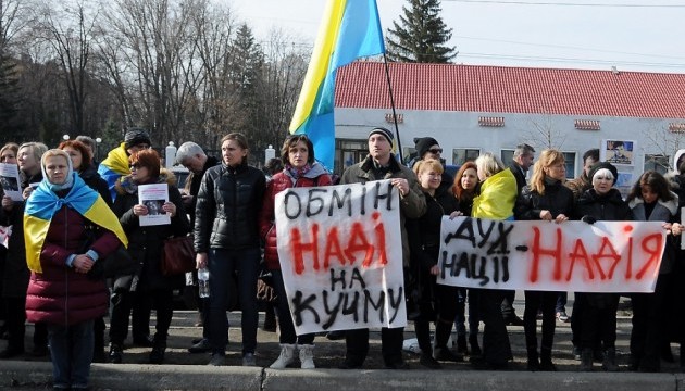Під російським посольством у Києві вимагають обміняти Савченко на Кучму