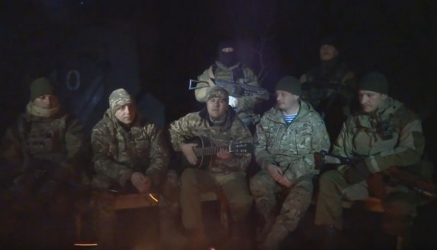 Десантники із зони АТО привітали українок з 8 березня