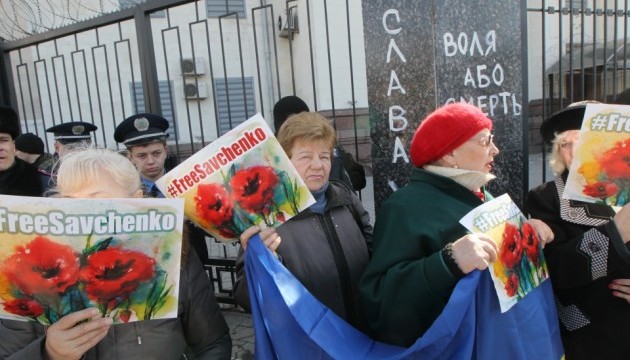 FreeSavchenko: киянки мітингували під представництвами ЄС і Росії