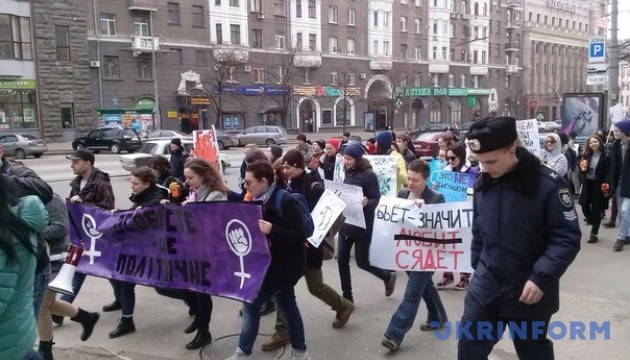 У Харкові жіночий Марш солідарності охороняли поліція і добровольці