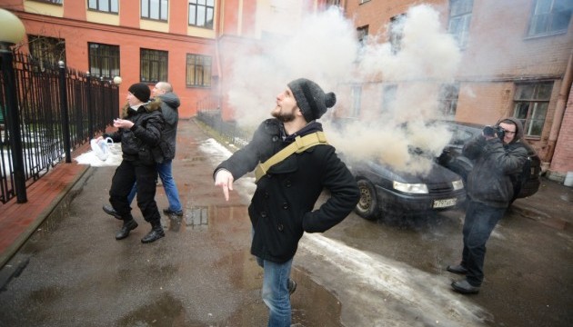 Страшна помста: молодики з яйцями напали на консульство України в Пітері Страшна помста: молодики з яйцями напали на консульство України в Пітері