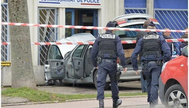 У Франції водій протаранив комісаріат поліції