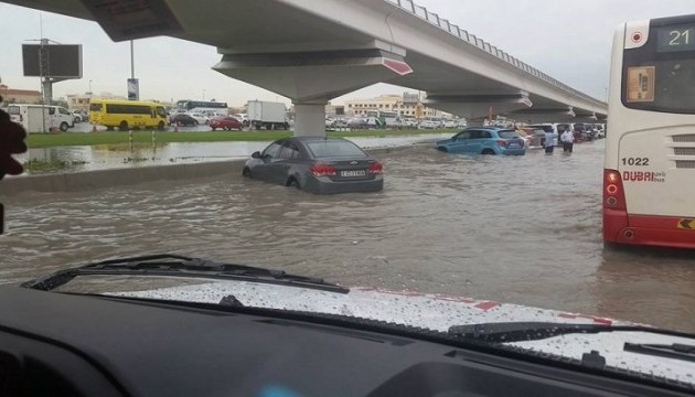 Потужний циклон накрив Дубай: повінь затопила летовище