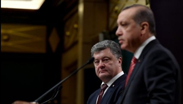 Poroshenko y Erdogan condenan la violación de los derechos humanos en Crimea
