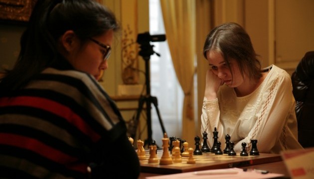 Матч за шахову корону транслюється із запізненням через примхи Хоу Іфань