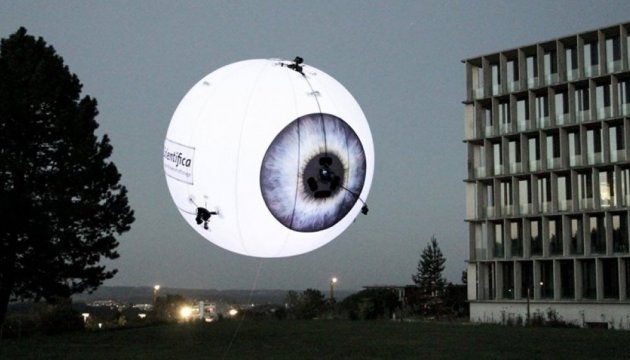 Команда швейцарських розробників представила дрон-«око», який буде лавірувати в натовпі