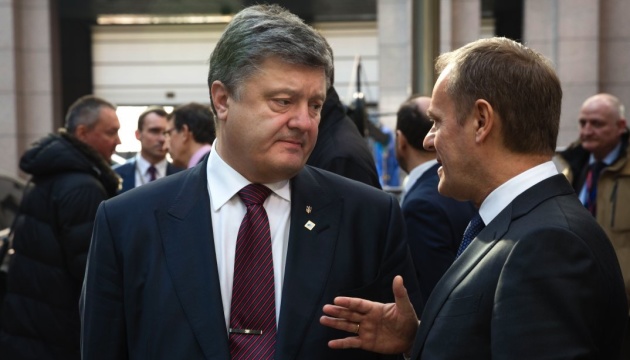 Poroshenko y Tusk hablan de la situación de seguridad en Donbás y Crimea 