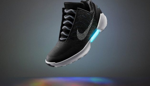 Nike представив нову модель кросівок, які шнуруються самостійно 