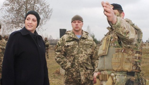 Міністр Збройних сил Британії відвідала українських десантників