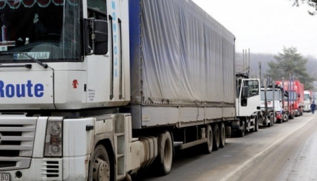 На кордоні з Польщею скупчилися дві сотні вантажівок