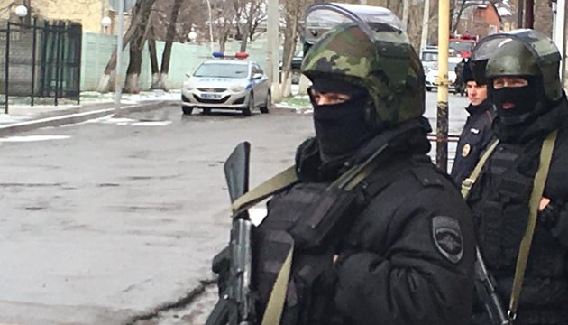 Суд над Савченко оточили люди в масках і снайпери
