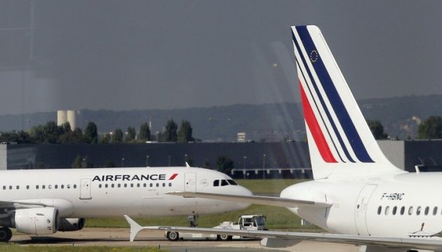 Десантники взяли під охорону паризькі аеропорти