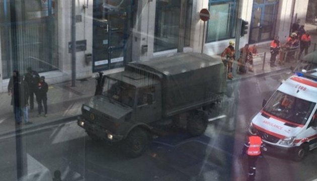 В центрі Брюсселя - військові і бронетехніка, працюють сапери