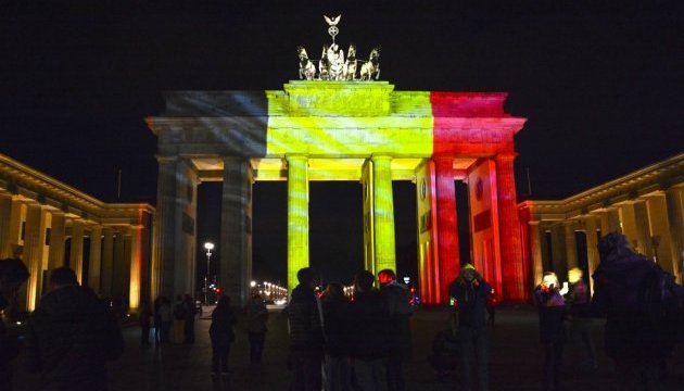 Ейфелеву вежу і Бранденбурзькі ворота підсвітили в кольори бельгійського прапора