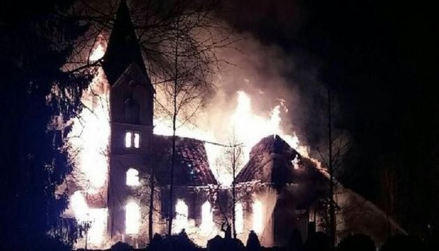 У Фінляндії перед великодньою месою спалили старовинну церкву