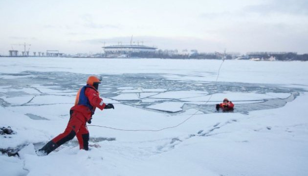 У Фінській затоці на кризі застрягли 80 рибалок