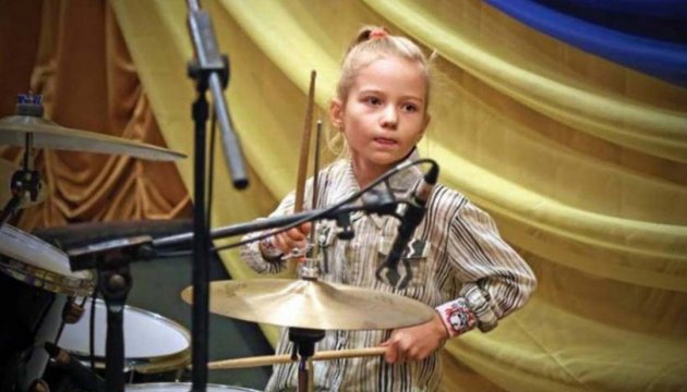 7岁的乌克兰女孩在世界青年鼓手大赛崭露头角