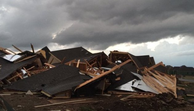 Потужні торнадо в Оклахомі руйнують будинки і ранять людей