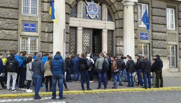 У Львові новому прокурору назбирали на 