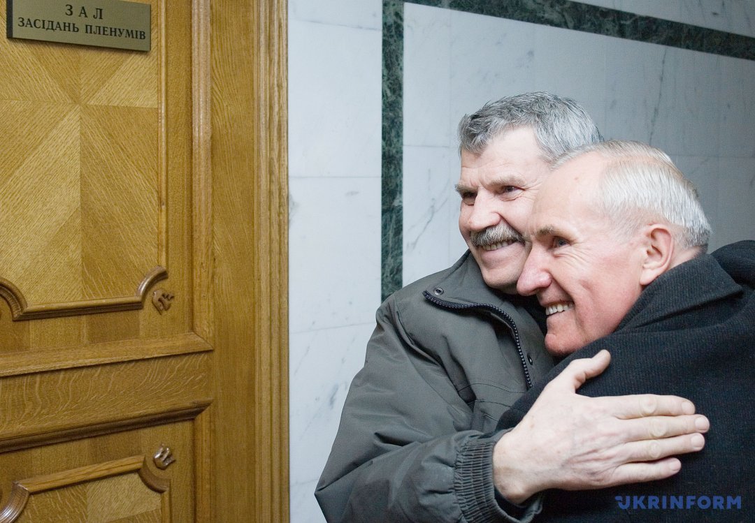Валерій Кравченко вітає Віктора Куксу з рішенням суду про реабілітацію. Фото: Дмитро Ларін, Укрінформ