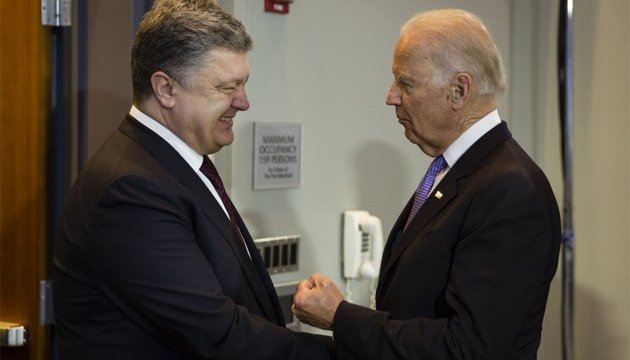 Порошенко і Байден обговорили ситуацію на Донбасі та продовження санкцій проти Росії