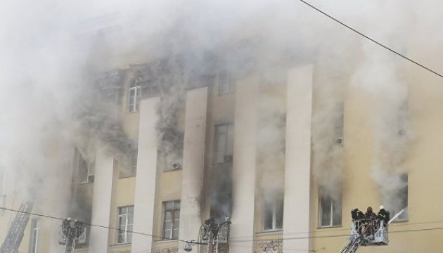 У палаючій будівлі Міноборони РФ обрушилося 1000 кв.м. крівлі