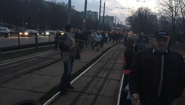 Мешканці столичної Борщагівки перекрили рух трамваїв - протестують проти новобудови