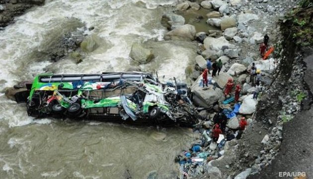 У Перу автобус впав у гірську річку, загинуло понад 20 людей